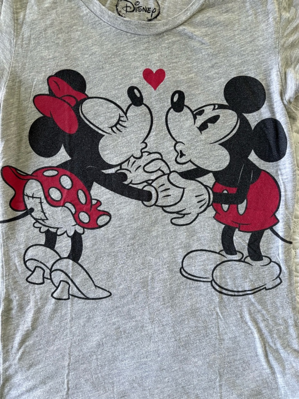 Disney Grey Tee Mickey & Minnie kiss heart Graphic juniors 11/13 - Picture 2 of 7